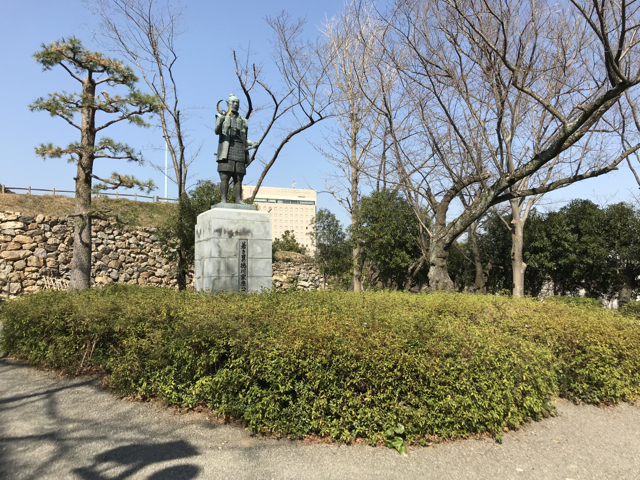 浜松城の家康像