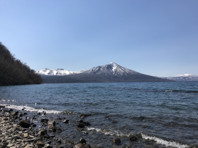 支笏湖から見える樽前山