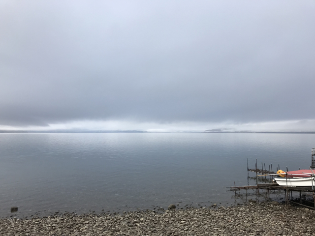 曇った湖